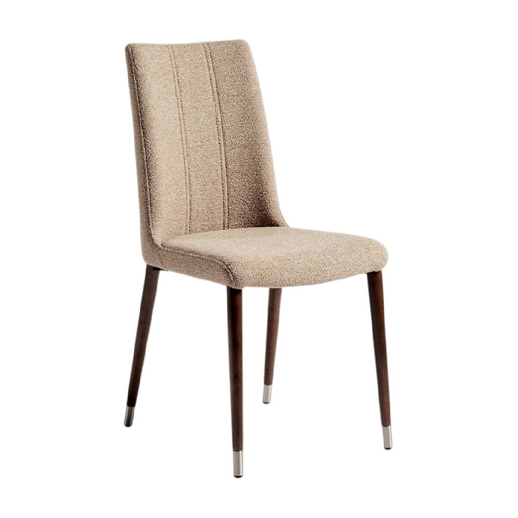 **Chaise moderne en tissu beige avec pieds en bois**