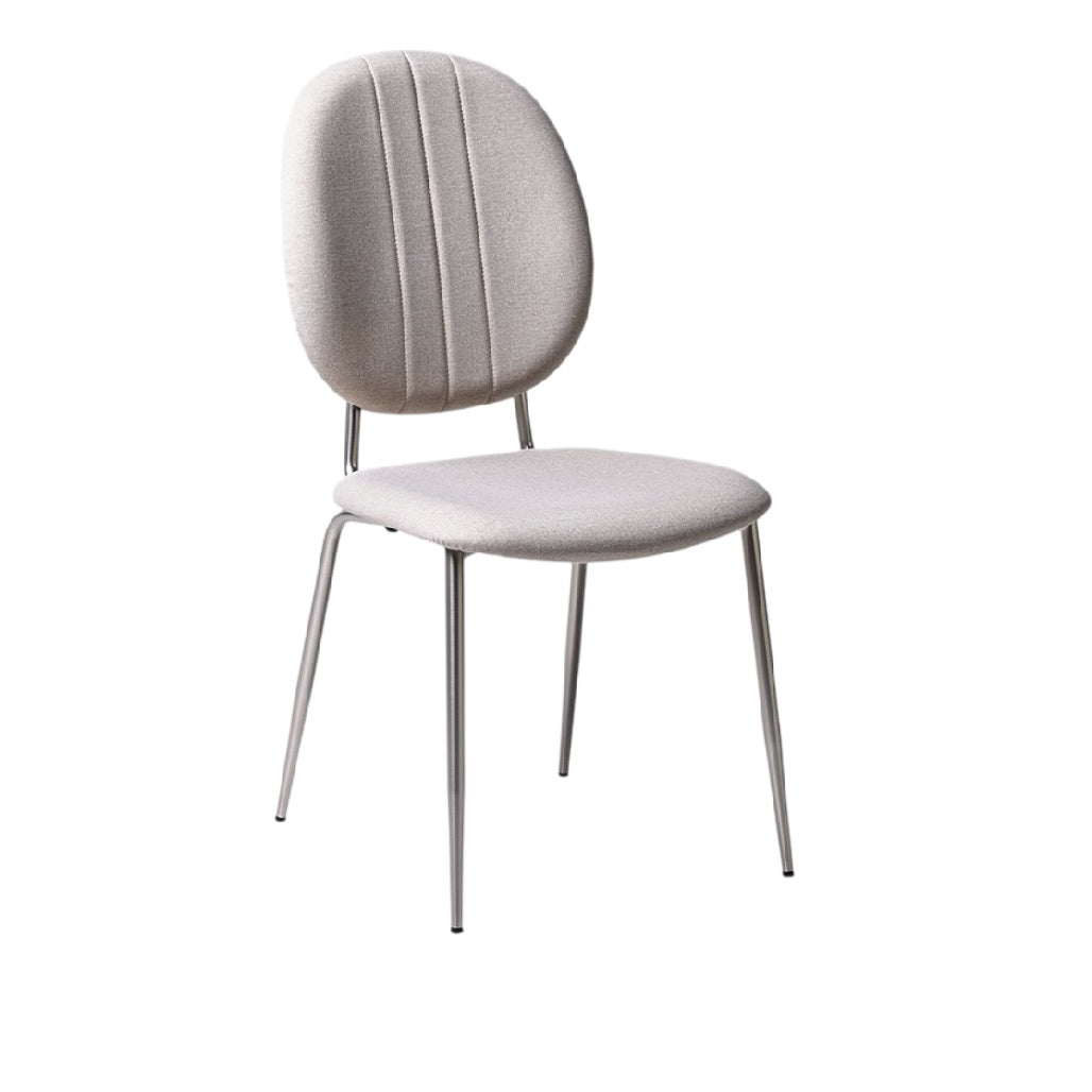 **Chaise moderne en tissu clair avec pieds en métal**